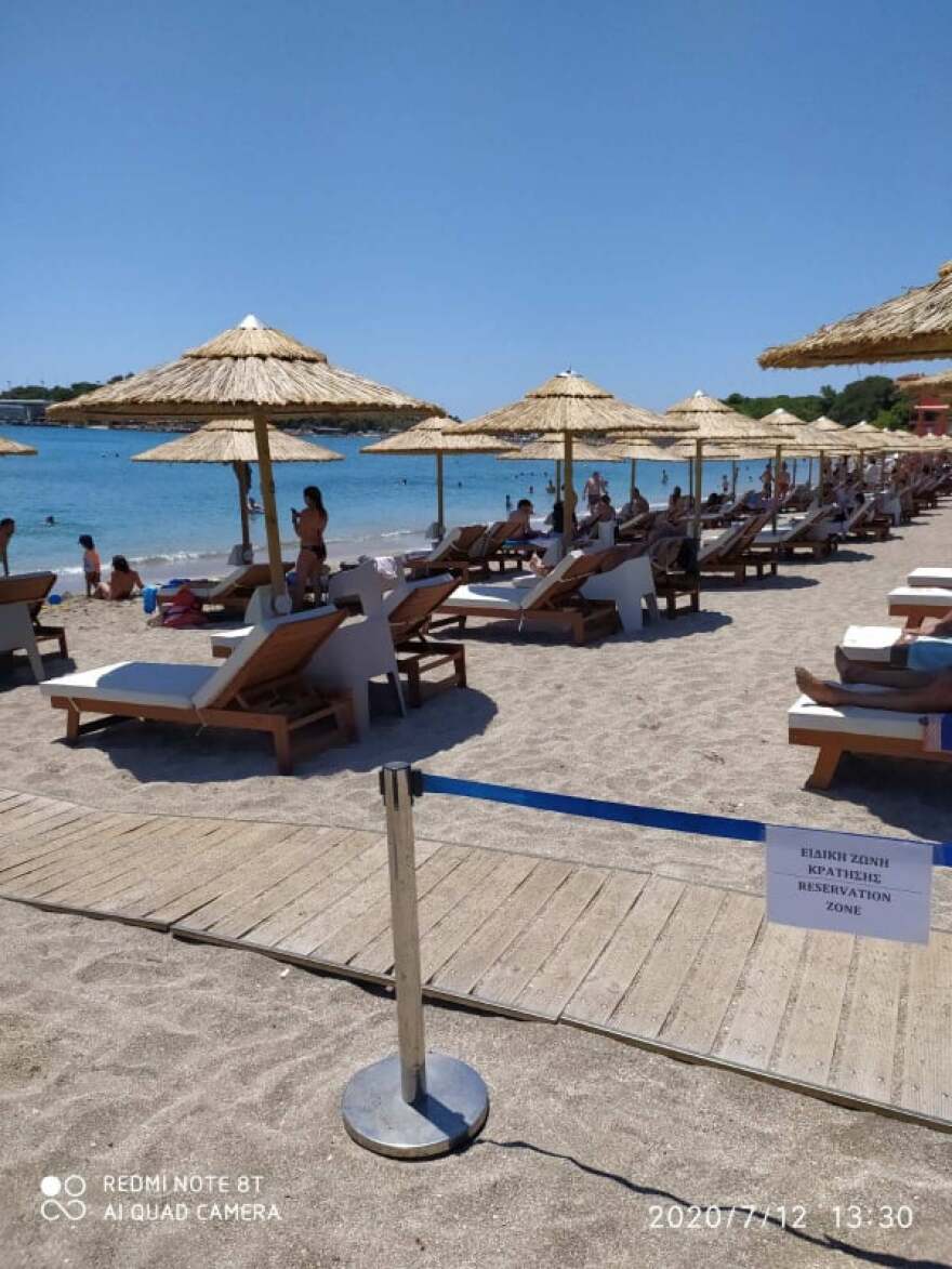 Ακτή Βουλιαγμένης: Έβαλαν ρεζερβέ ξαπλώστρες με €50 - Τους γύρισαν την πλάτη οι λουόμενοι