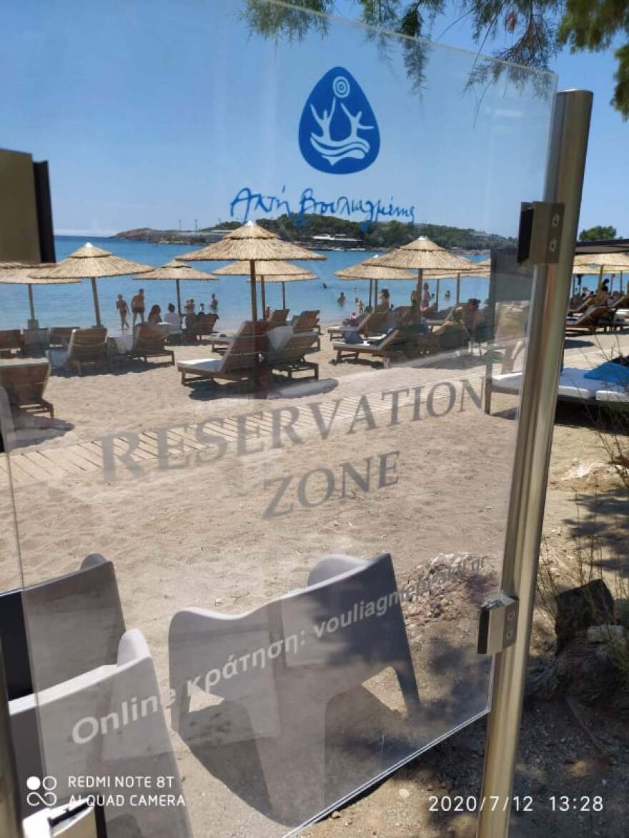 Ακτή Βουλιαγμένης: Έβαλαν ρεζερβέ ξαπλώστρες με €50 - Τους γύρισαν την πλάτη οι λουόμενοι