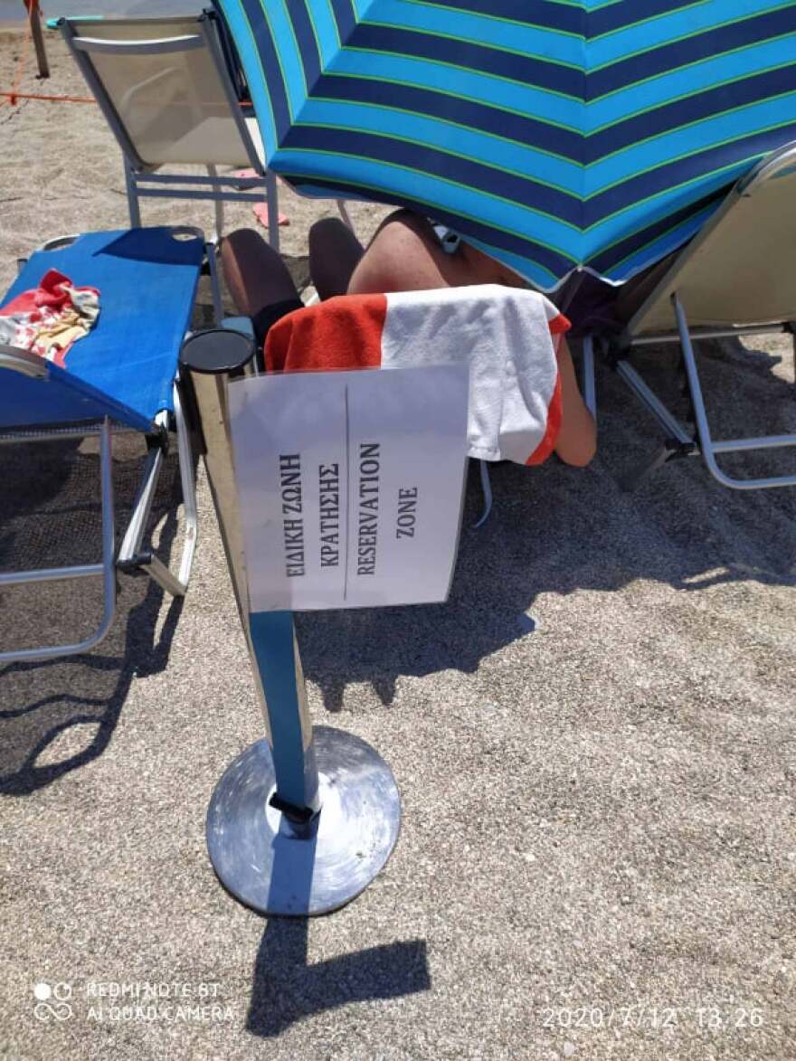Ακτή Βουλιαγμένης: Έβαλαν ρεζερβέ ξαπλώστρες με €50 - Τους γύρισαν την πλάτη οι λουόμενοι