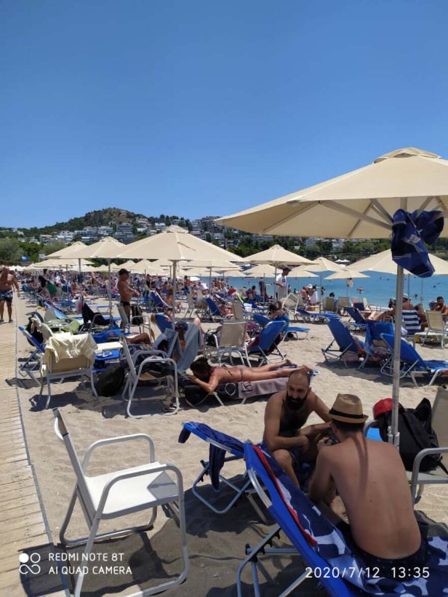 Ακτή Βουλιαγμένης: Έβαλαν ρεζερβέ ξαπλώστρες με €50 - Τους γύρισαν την πλάτη οι λουόμενοι