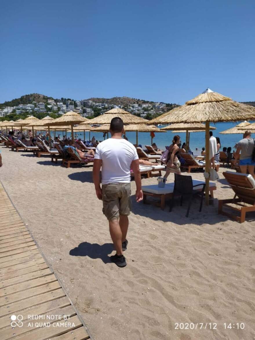 Ακτή Βουλιαγμένης: Έβαλαν ρεζερβέ ξαπλώστρες με €50 - Τους γύρισαν την πλάτη οι λουόμενοι