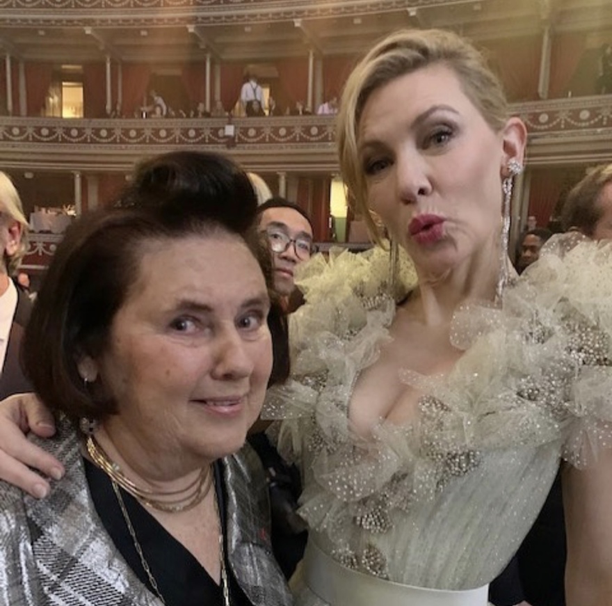 Suzy Menkes: Η ιέρεια της διεθνούς μόδας «κρεμάει» την πένα της 