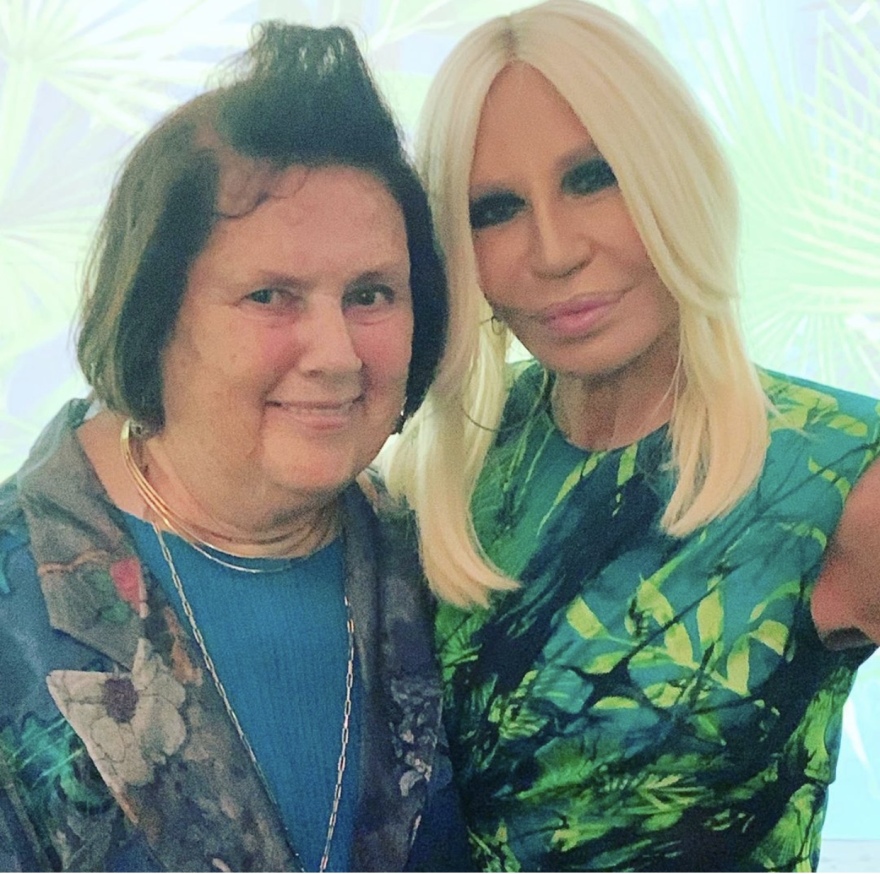 Suzy Menkes: Η ιέρεια της διεθνούς μόδας «κρεμάει» την πένα της 
