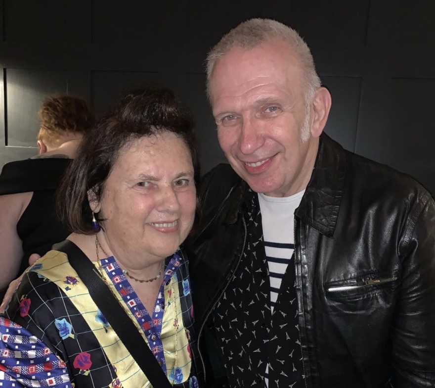 Suzy Menkes: Η ιέρεια της διεθνούς μόδας «κρεμάει» την πένα της 