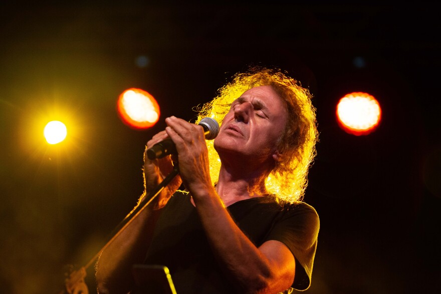 Παπακωνσταντίνου: Δεν είμαι ο ήρωας των τραγουδιών μου… Είμαι ο Βασίλης!