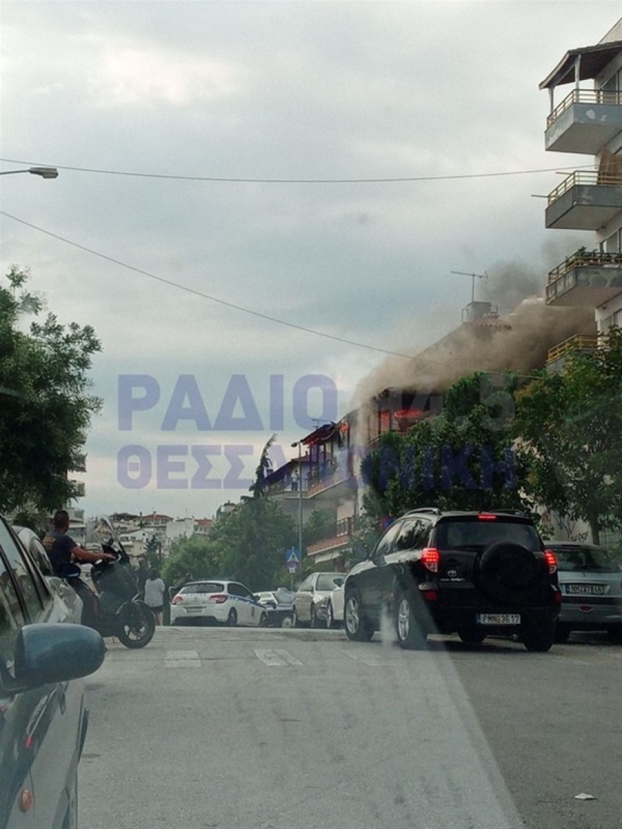 Σε εξέλιξη φωτιά σε διαμέρισμα στις Συκιές Θεσσαλονίκης