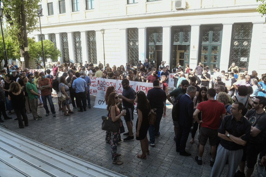 Επεισόδια στο κέντρο: Συγκέντρωση στην Ευελπίδων για τους 9 συλληφθέντες - Δείτε φωτογραφίες