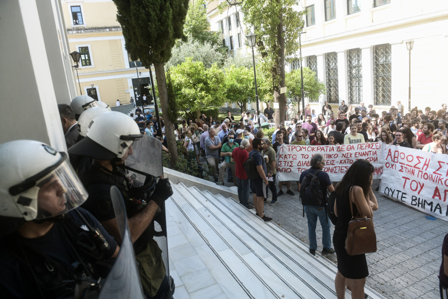Επεισόδια στο κέντρο: Συγκέντρωση στην Ευελπίδων για τους 9 συλληφθέντες - Δείτε φωτογραφίες