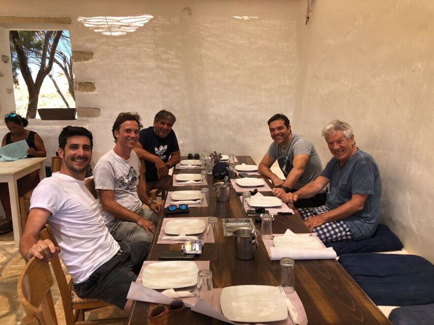 Τσίπρας και Μπέτυ στο Κουφονήσι: Χαλαρές στιγμές με... τσίπουρα και φαγητό