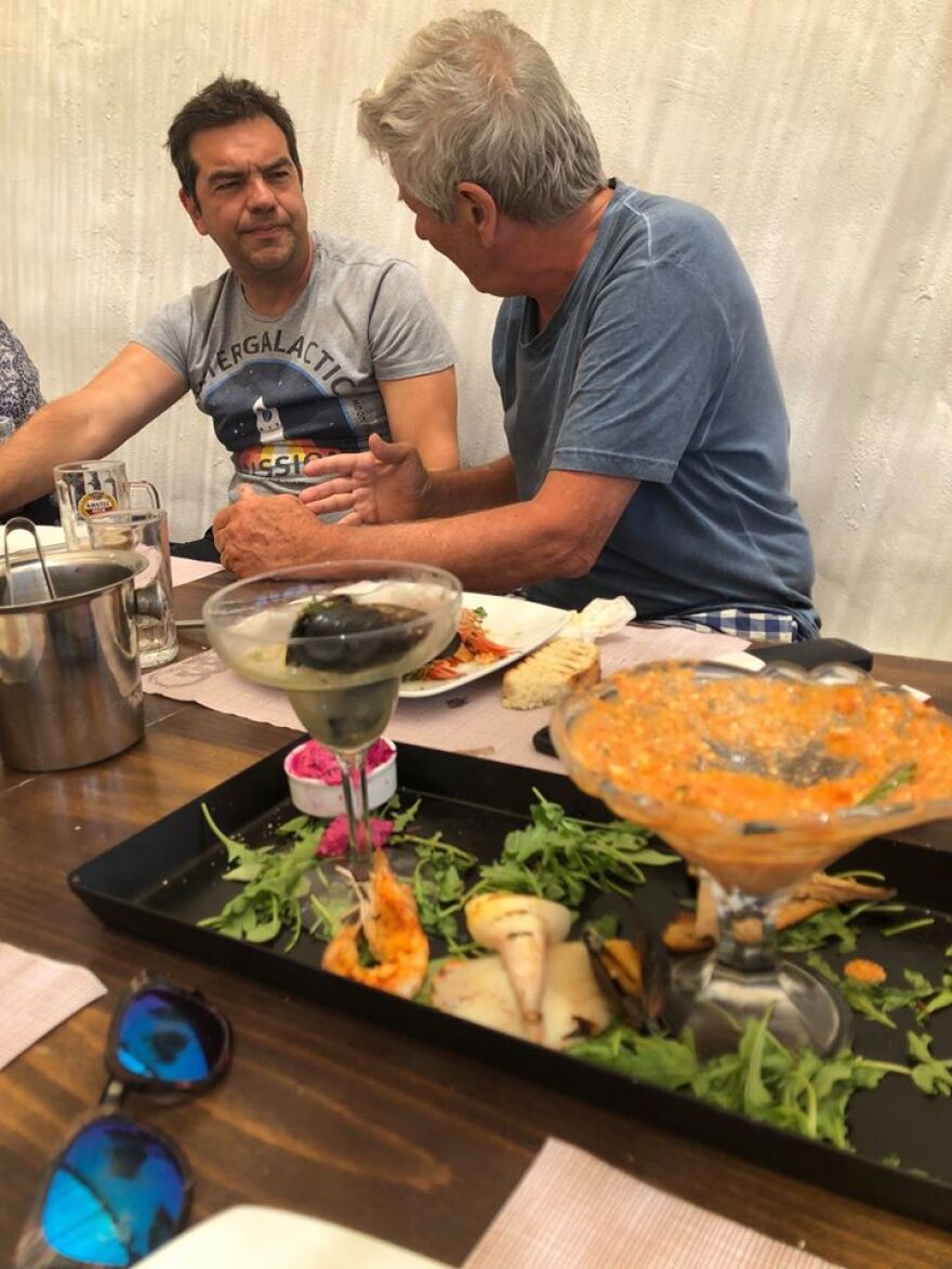 Τσίπρας και Μπέτυ στο Κουφονήσι: Χαλαρές στιγμές με... τσίπουρα και φαγητό