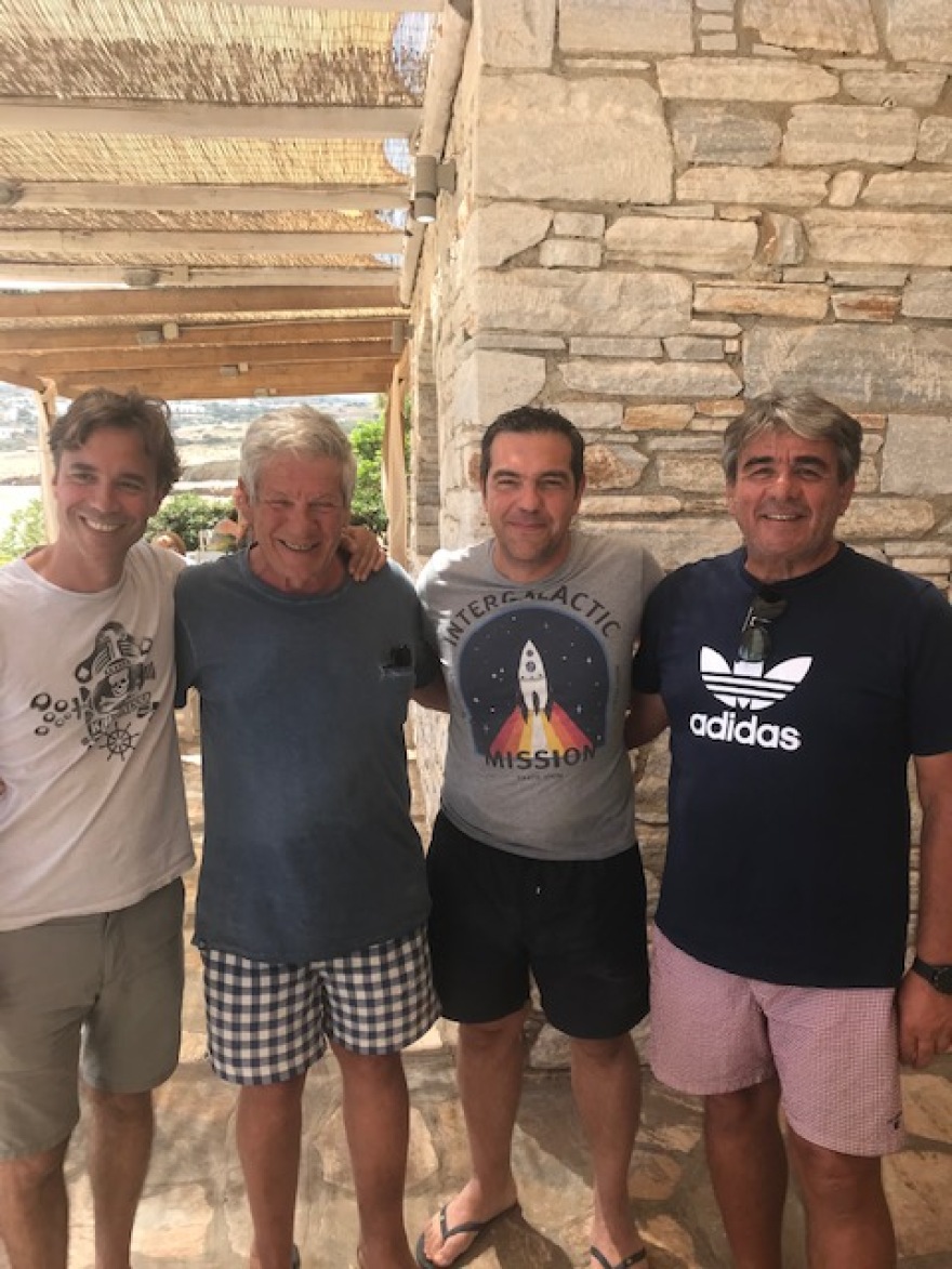 Τσίπρας και Μπέτυ στο Κουφονήσι: Χαλαρές στιγμές με... τσίπουρα και φαγητό