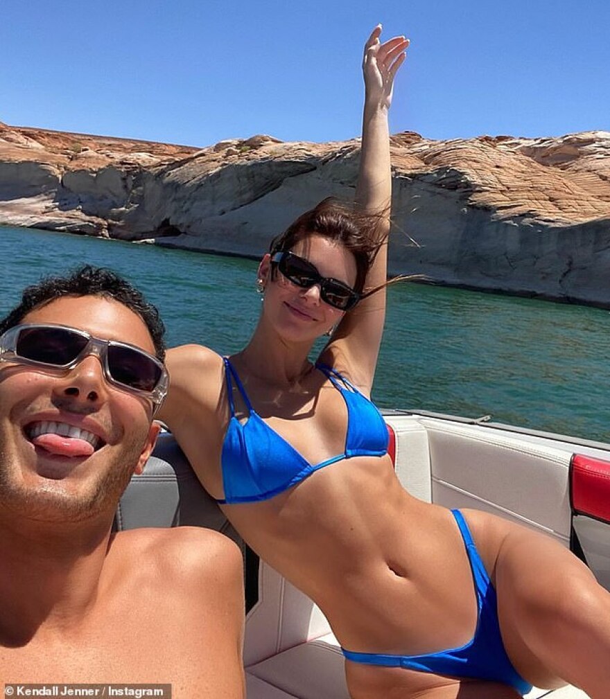 Κένταλ Τζένερ: Κόβει την ανάσα ποζάροντας με σέξι μαγιό και... καουμπόικο καπέλο