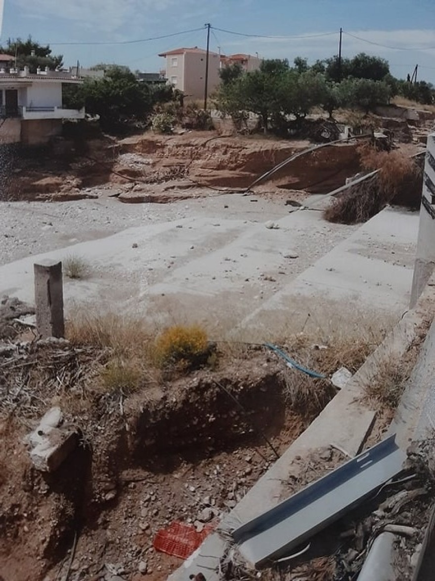 Κινέττα: Κατεστραμμένο από τον Νοέμβριο του 2019 το οδικό δίκτυο - Δείτε φωτογραφίες