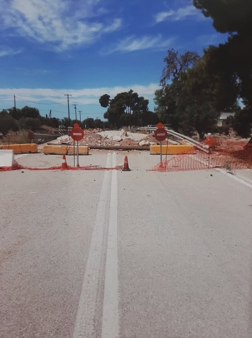 Κινέττα: Κατεστραμμένο από τον Νοέμβριο του 2019 το οδικό δίκτυο - Δείτε φωτογραφίες