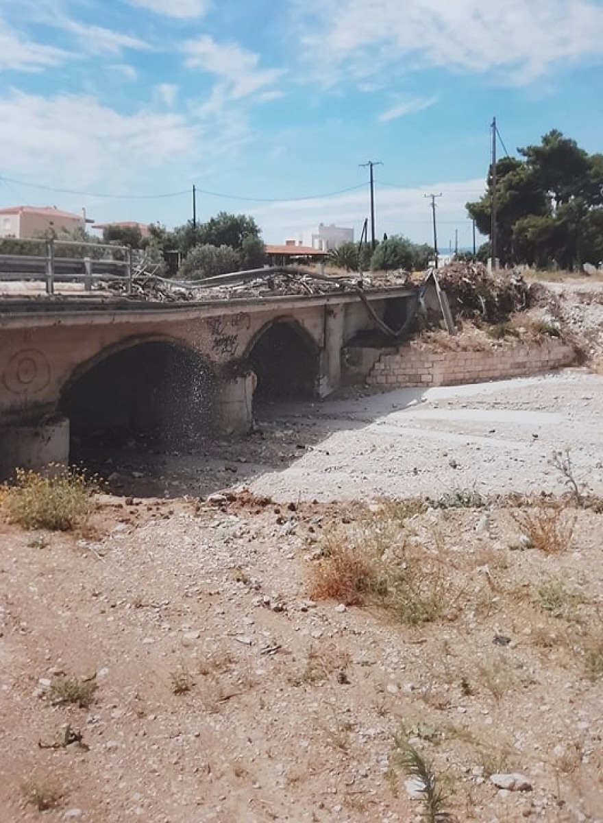 Κινέττα: Κατεστραμμένο από τον Νοέμβριο του 2019 το οδικό δίκτυο - Δείτε φωτογραφίες