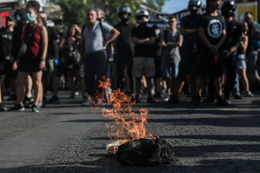 Επεισόδια έξω από την ΑΣΟΕΕ - Τρεις συλλήψεις 