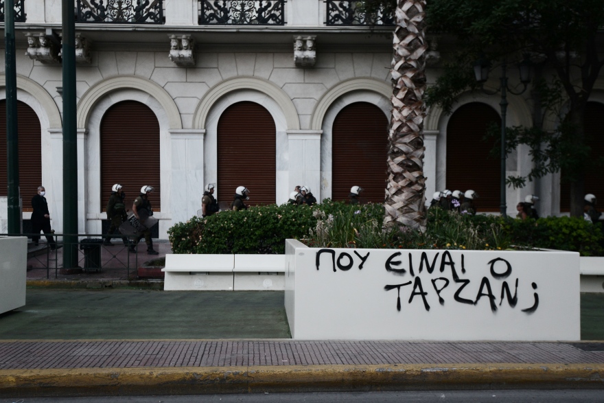 «Στόχος» για συνθήματα έγιναν ξανά οι ζαρντινιέρες του «Μεγάλου Περιπάτου» - Δείτε φωτογραφίες