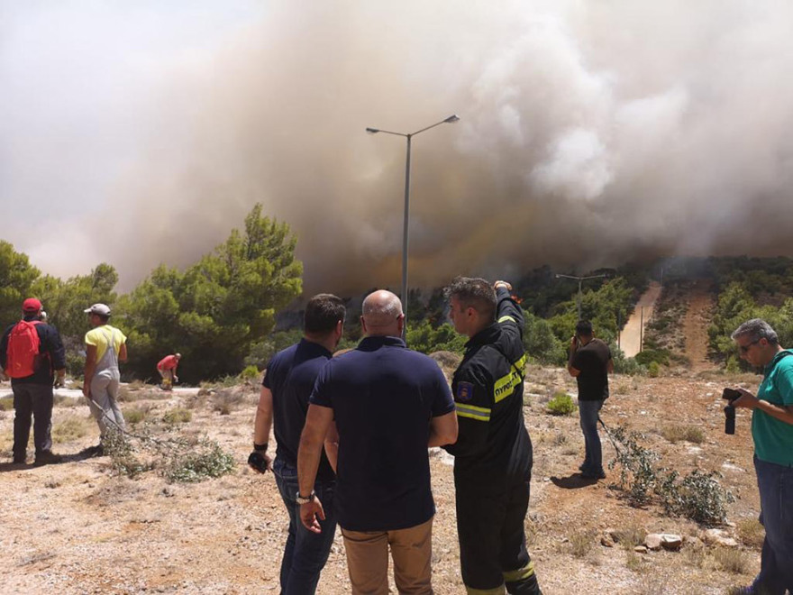 Φωτιά στο Λαύριο: Εκκενώνονται προληπτικά τέσσερις οικισμοί - Δείτε φωτογραφίες