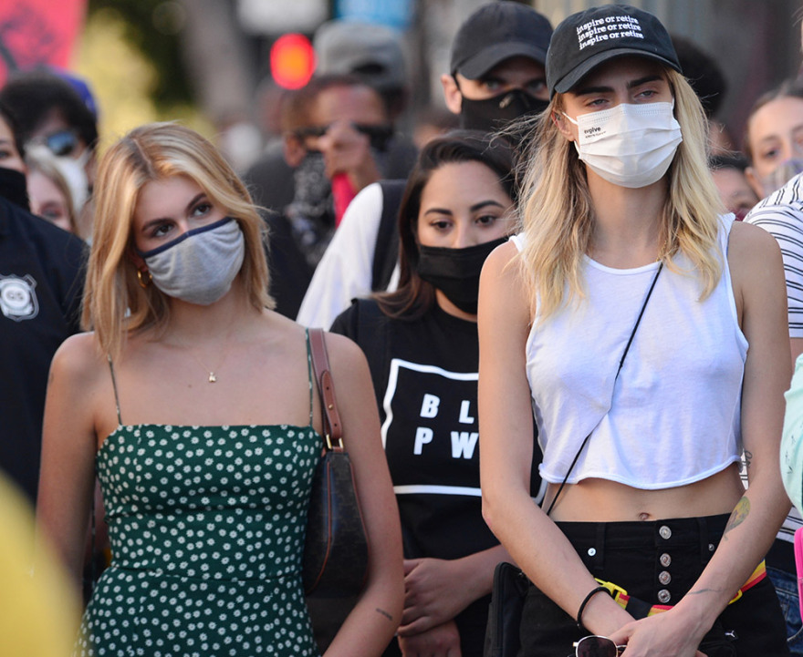 Cara Delevingne - Kaia Gerber: Οι σφιχταγκαλιασμένες πόζες τους που αφήνουν ερωτηματικά 
