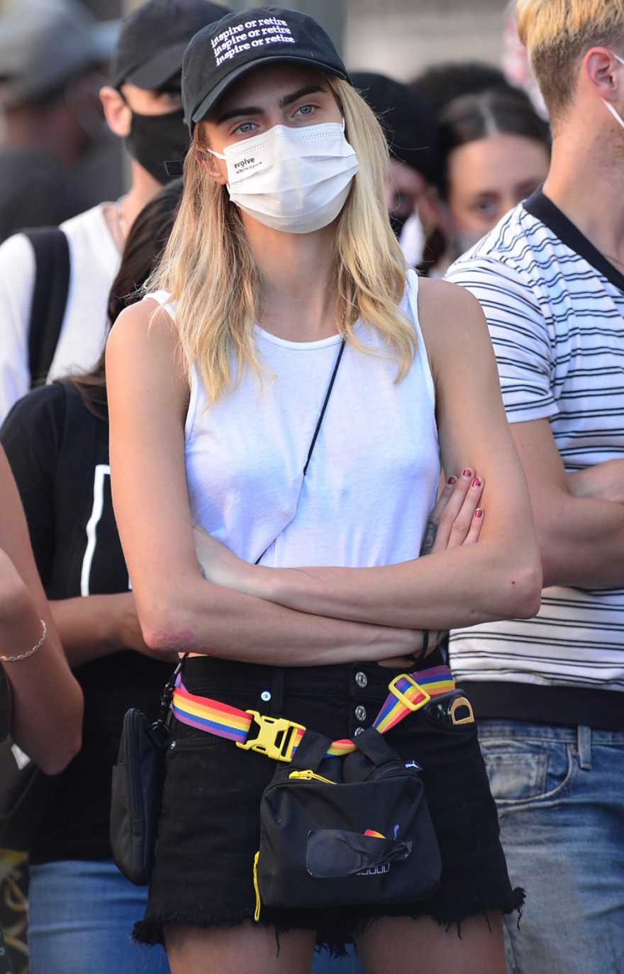 Cara Delevingne - Kaia Gerber: Οι σφιχταγκαλιασμένες πόζες τους που αφήνουν ερωτηματικά 