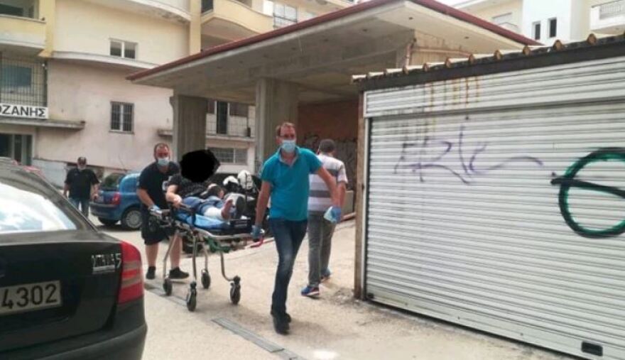 Eπίθεση με τσεκούρι στην εφορία Κοζάνης: Στο χειρουργείο οι τρεις τραυματίες - Δείτε βίντεο από τη σύλληψη