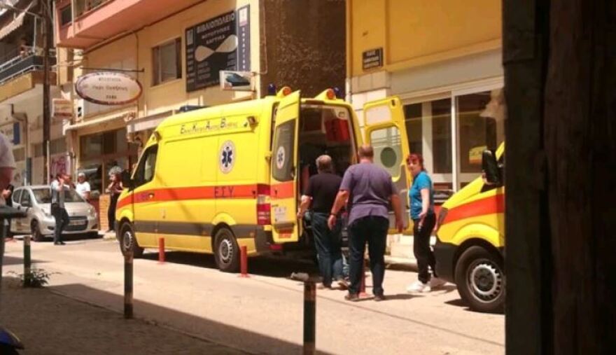 Eπίθεση με τσεκούρι στην εφορία Κοζάνης: Στο χειρουργείο οι τρεις τραυματίες - Δείτε βίντεο από τη σύλληψη