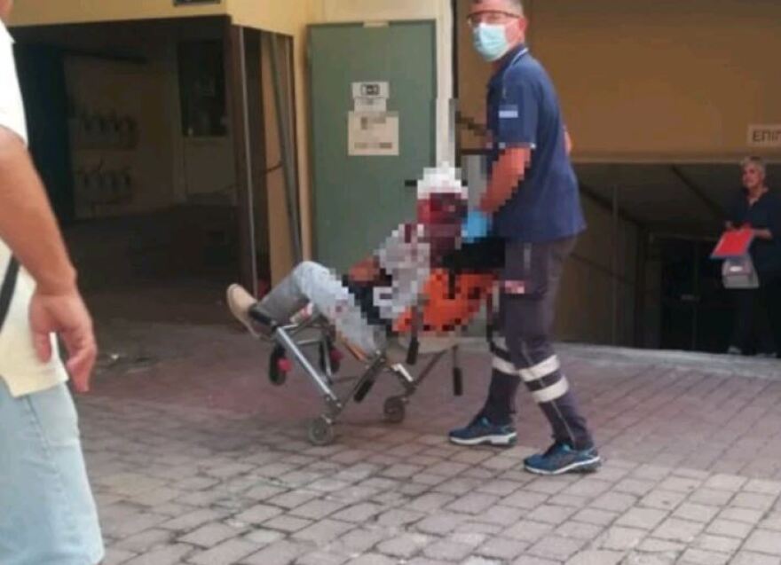 Eπίθεση με τσεκούρι στην εφορία Κοζάνης: Στο χειρουργείο οι τρεις τραυματίες - Δείτε βίντεο από τη σύλληψη