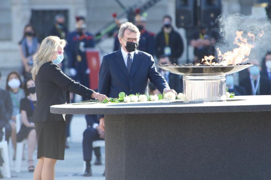 Κορωνοϊός - Ισπανία: Τίμησε τους νεκρούς της σε τελετή στο Βασιλικό Ανάκτορο της Μαδρίτης