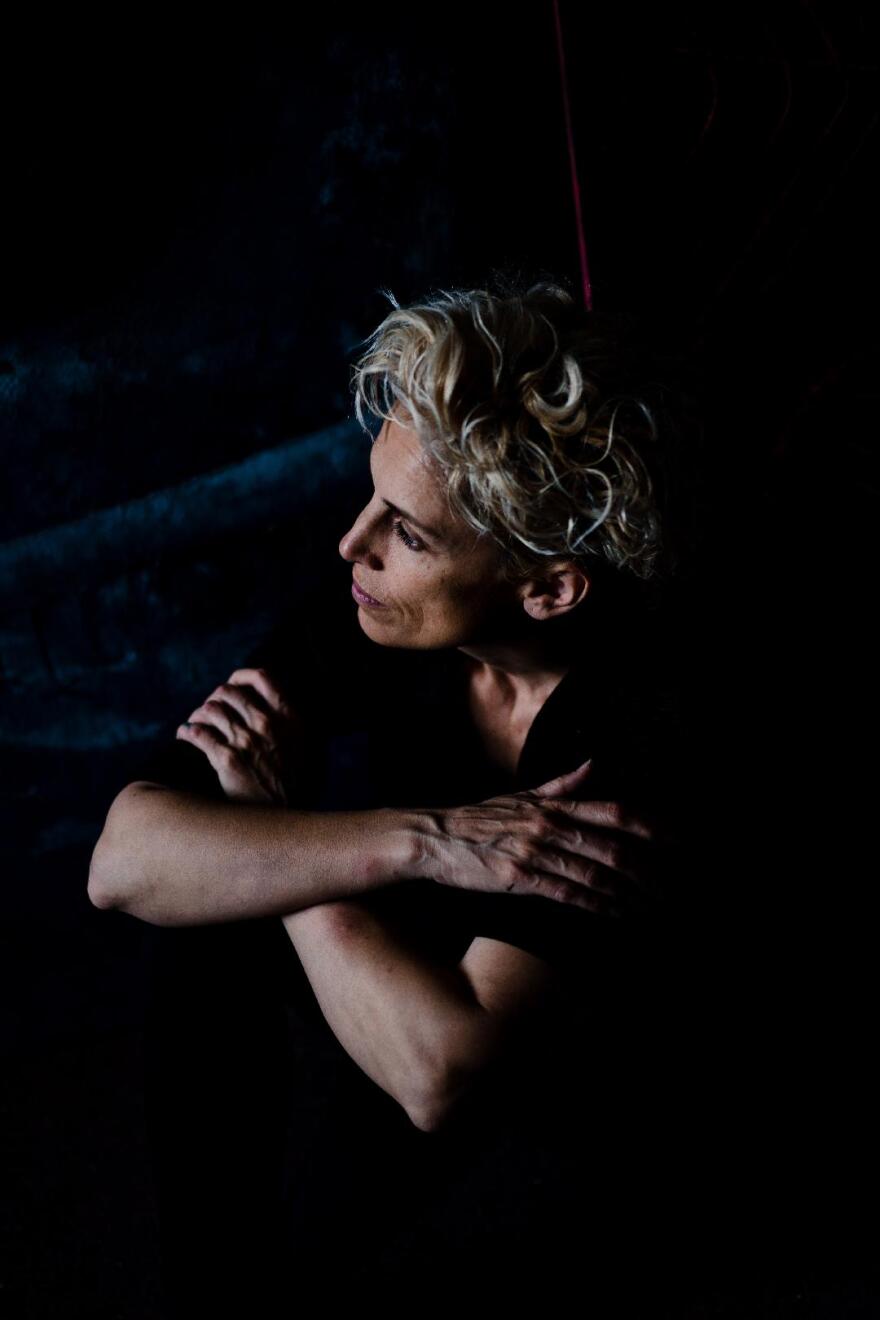 «Δαμάζοντας τα όνειρα»: Η νέα έκθεση της Ειρήνης Γκόγκουα στο Πόρτο Χέλι