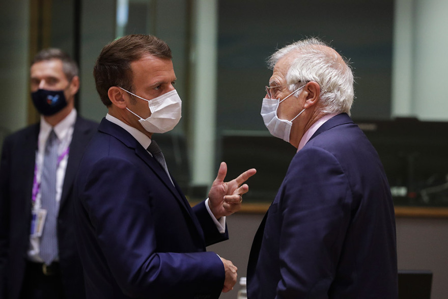 Η Σύνοδος Κορυφής του κορωνοϊού: Η μάσκα του Μητσοτάκη και το δώρο της Μέρκελ - Δείτε φωτογραφίες