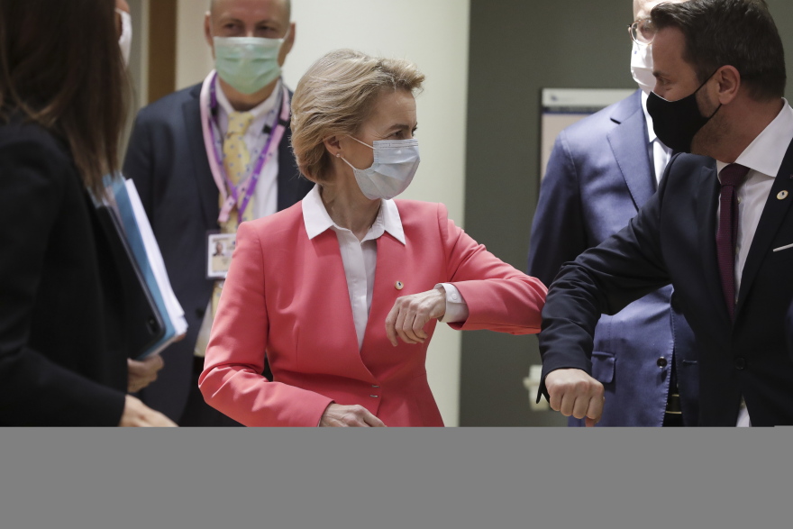 Η Σύνοδος Κορυφής του κορωνοϊού: Η μάσκα του Μητσοτάκη και το δώρο της Μέρκελ - Δείτε φωτογραφίες