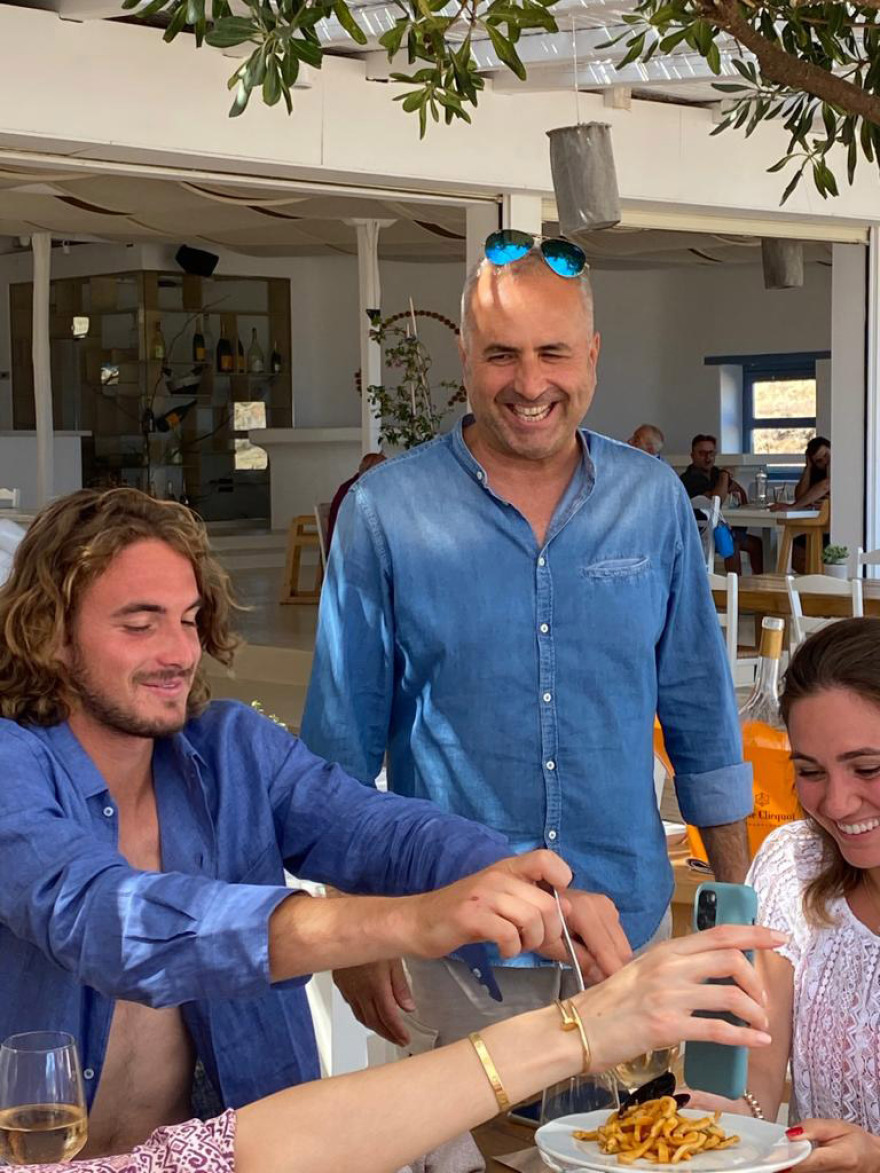 Στέφανος Τσιτσιπάς: Βουτιές, καλλονές και αστακομακαρονάδες στη Μύκονο