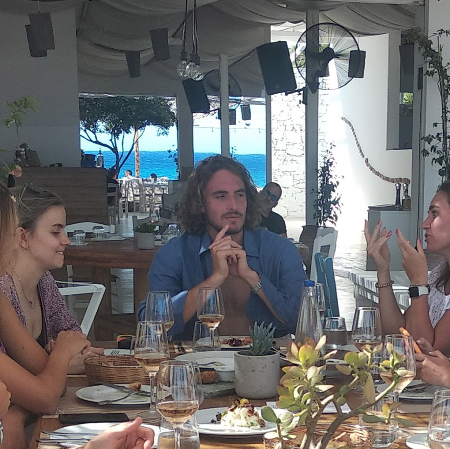 Στέφανος Τσιτσιπάς: Βουτιές, καλλονές και αστακομακαρονάδες στη Μύκονο