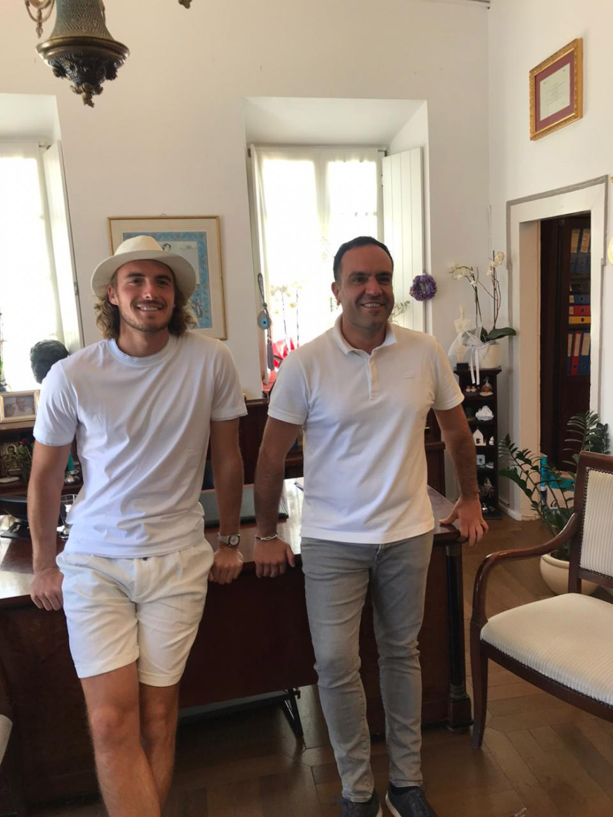 Στέφανος Τσιτσιπάς: Βουτιές, καλλονές και αστακομακαρονάδες στη Μύκονο