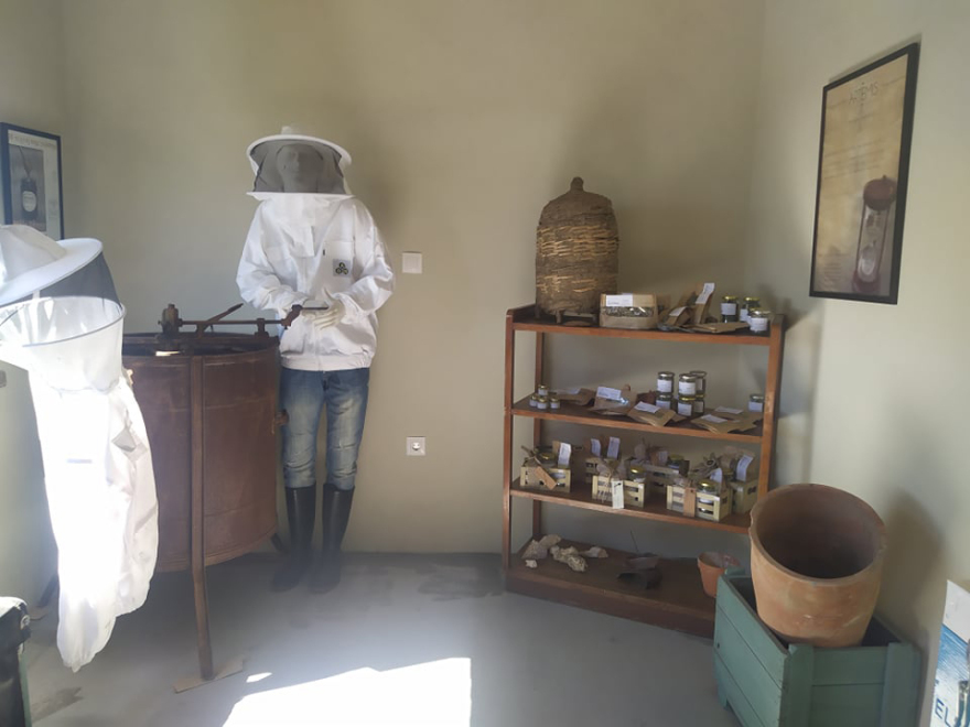 Ένας «στρατώνας» γεμάτος χρώματα και αρώματα στη Λέρο