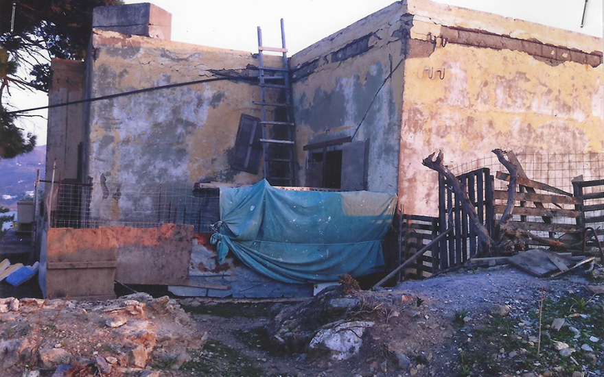 Ένας «στρατώνας» γεμάτος χρώματα και αρώματα στη Λέρο