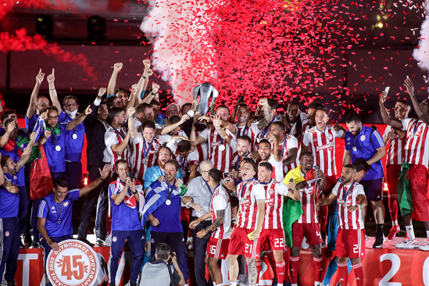 Η φιέστα του Ολυμπιακού για το 45ο πρωτάθλημα - Δείτε βίντεο και φωτογραφίες