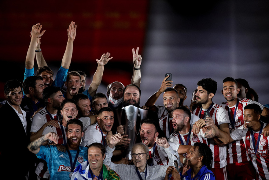 Η φιέστα του Ολυμπιακού για το 45ο πρωτάθλημα - Δείτε βίντεο και φωτογραφίες