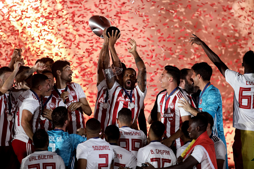 Η φιέστα του Ολυμπιακού για το 45ο πρωτάθλημα - Δείτε βίντεο και φωτογραφίες