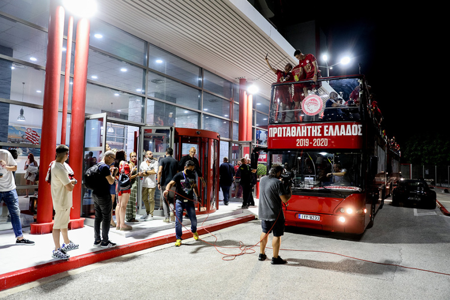 Η φιέστα του Ολυμπιακού για το 45ο πρωτάθλημα - Δείτε βίντεο και φωτογραφίες