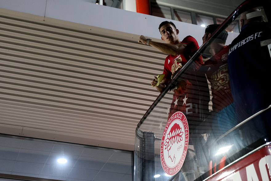 Η φιέστα του Ολυμπιακού για το 45ο πρωτάθλημα - Δείτε βίντεο και φωτογραφίες