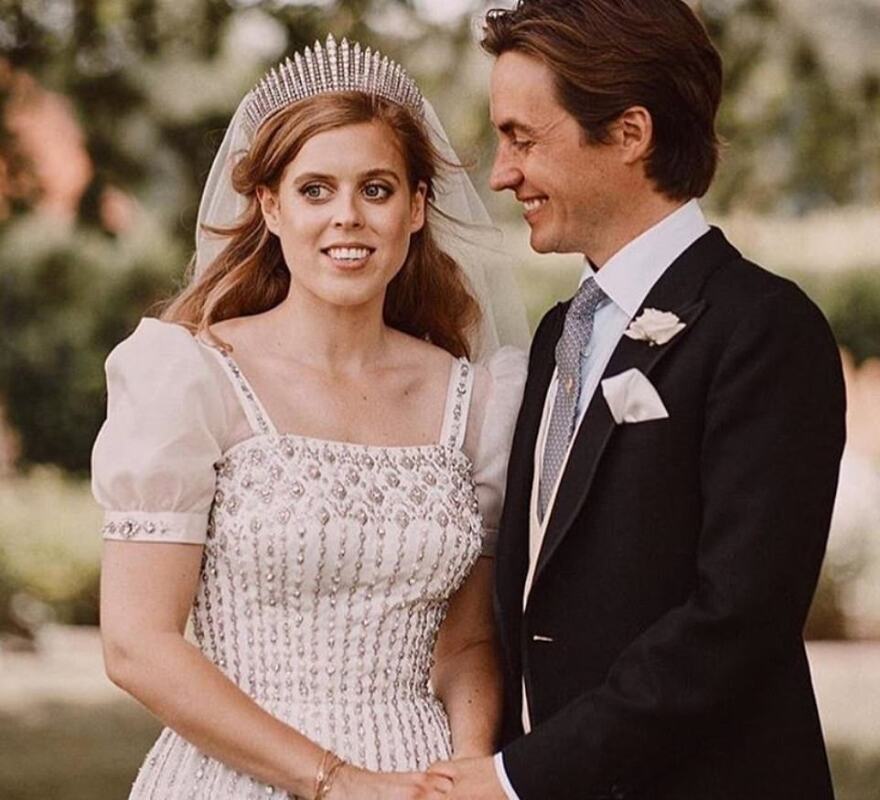 Πριγκίπισσα Βεατρίκη: Οι πρώτες φωτογραφίες του μυστικού γάμου της - Με δανεικό νυφικό και την τιάρα της βασίλισσας Ελισάβετ  