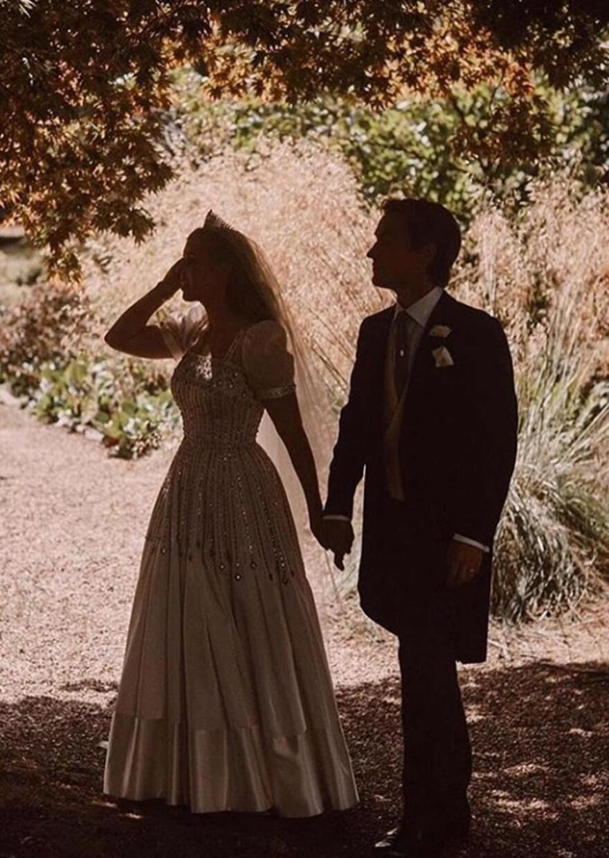 Πριγκίπισσα Βεατρίκη: Οι πρώτες φωτογραφίες του μυστικού γάμου της - Με δανεικό νυφικό και την τιάρα της βασίλισσας Ελισάβετ  