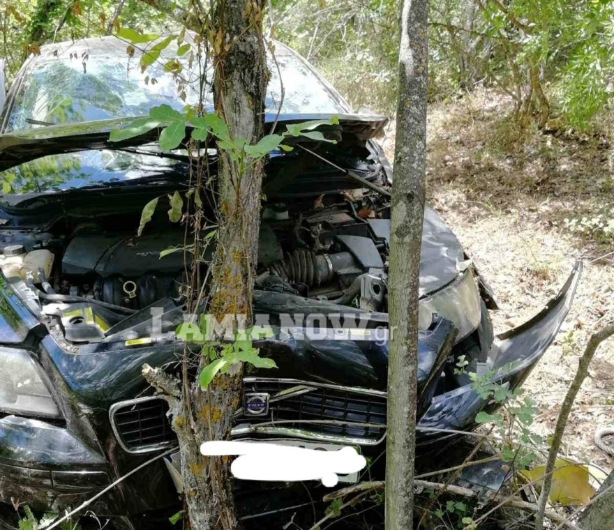 Φθιώτιδα: Αυτοκίνητο έπεσε σε γκρεμό 15 μέτρων – Τρεις τραυματίες (Φωτογραφίες)