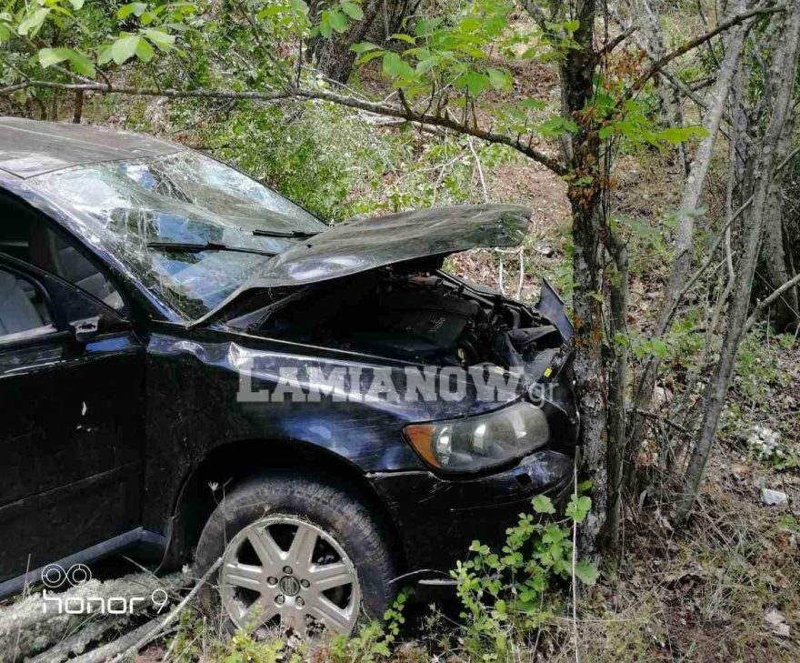 Φθιώτιδα: Αυτοκίνητο έπεσε σε γκρεμό 15 μέτρων – Τρεις τραυματίες (Φωτογραφίες)