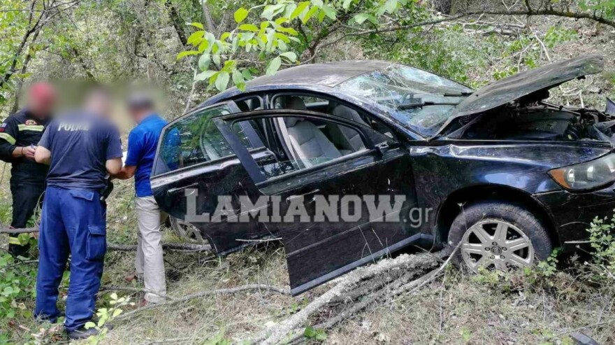 Φθιώτιδα: Αυτοκίνητο έπεσε σε γκρεμό 15 μέτρων – Τρεις τραυματίες (Φωτογραφίες)