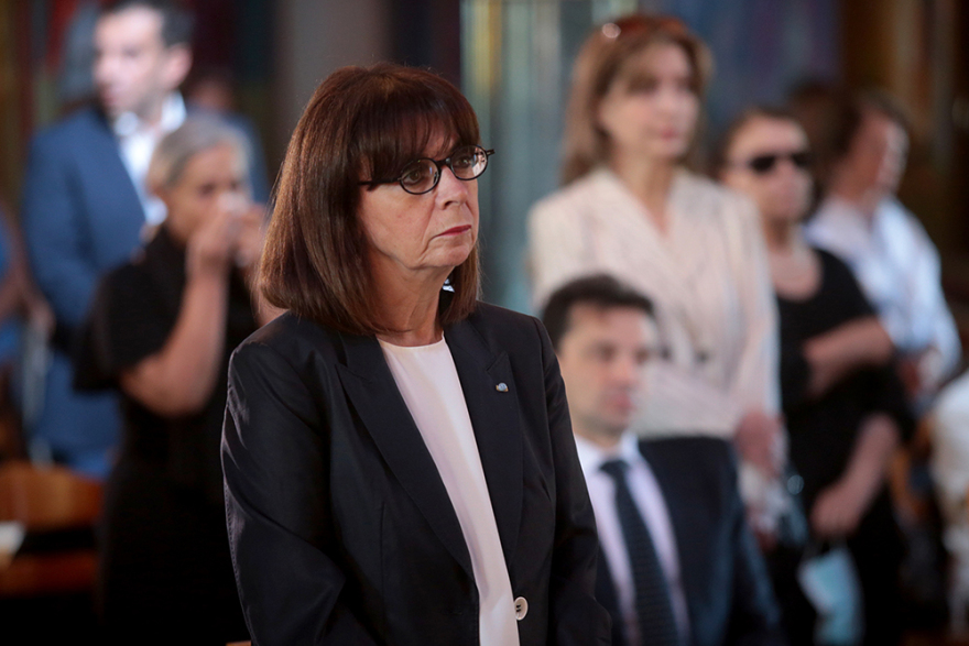 Συγκίνηση στο μνημόσυνο για το Μάτι - Σακελλαροπούλου: «Αδιανόητη τραγωδία»