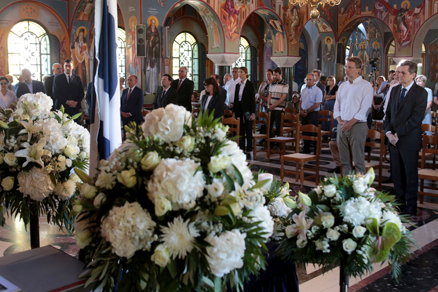 Συγκίνηση στο μνημόσυνο για το Μάτι - Σακελλαροπούλου: «Αδιανόητη τραγωδία»