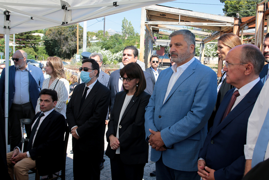 Συγκίνηση στο μνημόσυνο για το Μάτι - Σακελλαροπούλου: «Αδιανόητη τραγωδία»