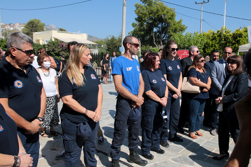 Συγκίνηση στο μνημόσυνο για το Μάτι - Σακελλαροπούλου: «Αδιανόητη τραγωδία»